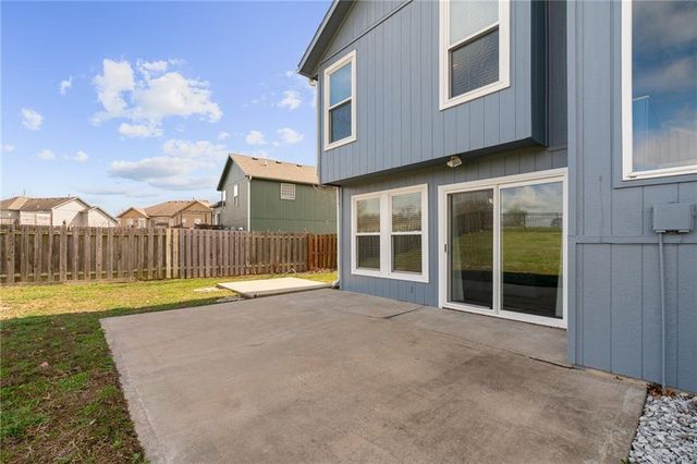 15604 Pebble Terrace, Basehor, KS 66007