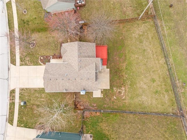 15604 Pebble Terrace, Basehor, KS 66007