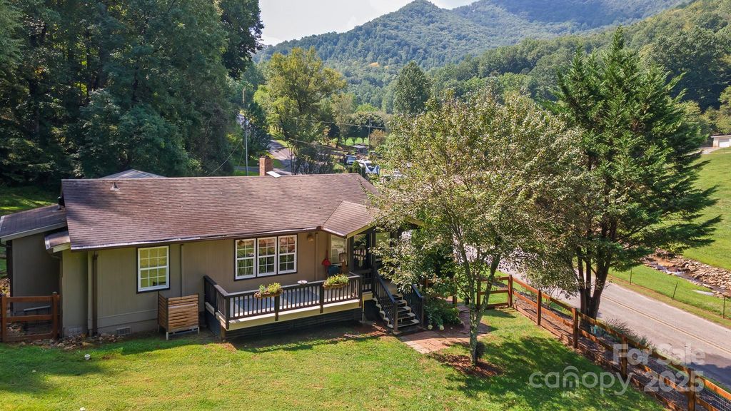 1050 Nickajack Road, Franklin, NC 28734