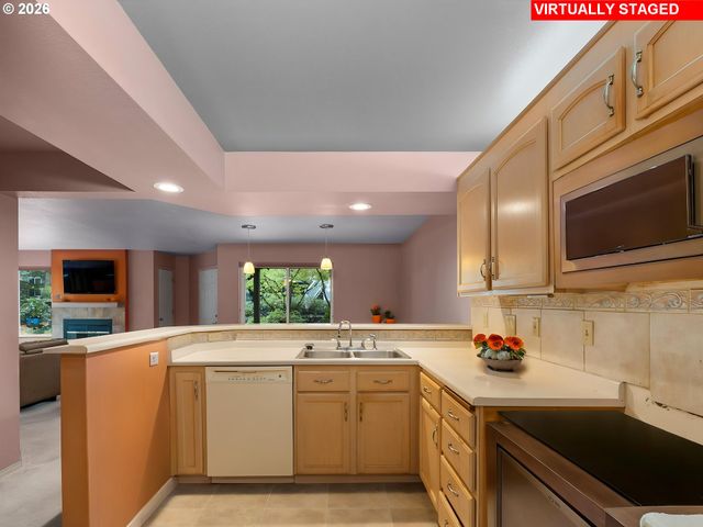 5058 FOOTHILLS Dr F, Lake Oswego, OR 97034