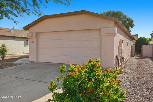 8271 S Via Del Forjador, Tucson, AZ 85747