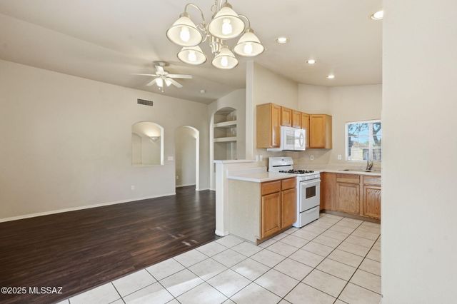 8271 S Via Del Forjador, Tucson, AZ 85747