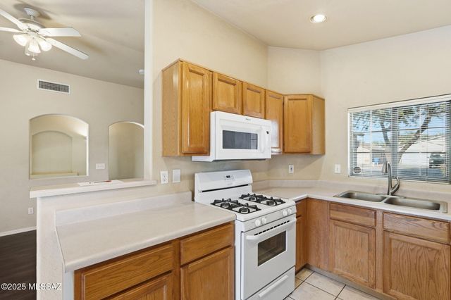 8271 S Via Del Forjador, Tucson, AZ 85747