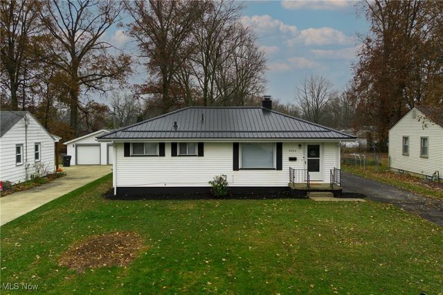 3325 Sunnybrooke Drive, Youngstown, OH 44511