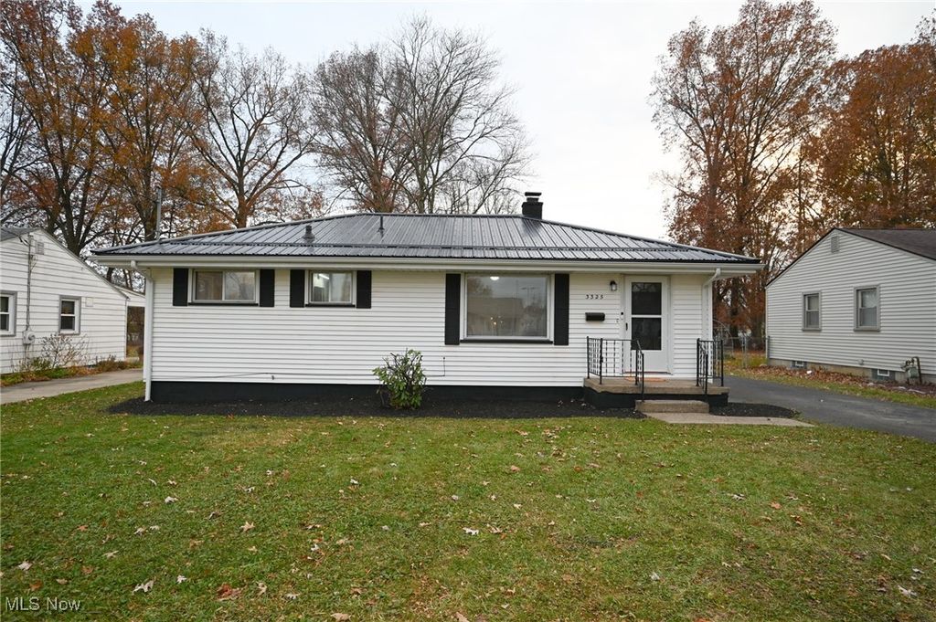 3325 Sunnybrooke Drive, Youngstown, OH 44511