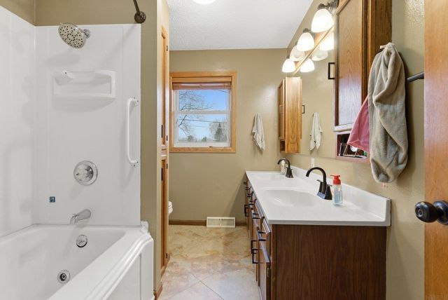 712 NE 13th Street, Independence, IA 50644