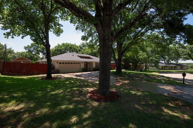 148 Hillside Lane, Desoto, TX 75115