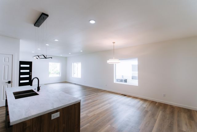 1232 E Paragon Avenue, Springfield, MO 65803