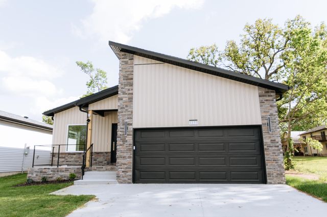 1232 E Paragon Avenue, Springfield, MO 65803