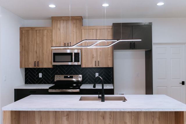 1232 E Paragon Avenue, Springfield, MO 65803