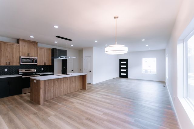 1232 E Paragon Avenue, Springfield, MO 65803