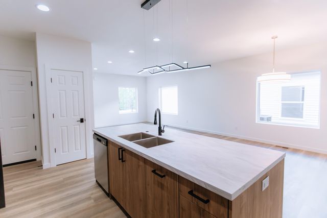 1232 E Paragon Avenue, Springfield, MO 65803