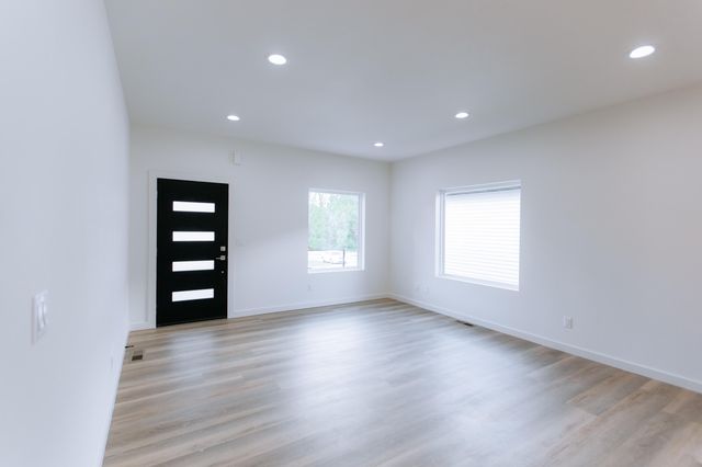 1232 E Paragon Avenue, Springfield, MO 65803