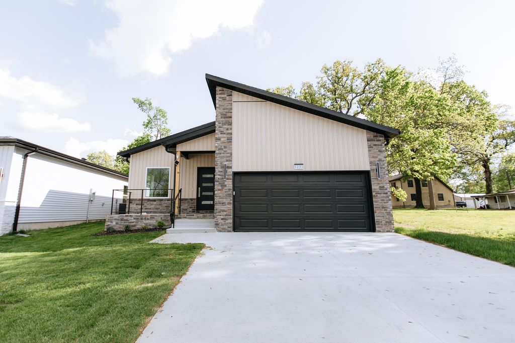 1232 E Paragon Avenue, Springfield, MO 65803