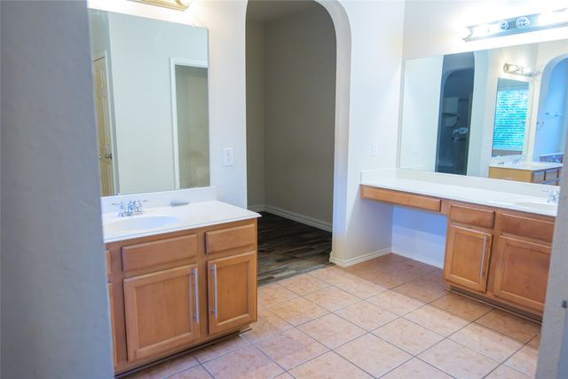 662 OAK CREEK Drive, Cedar Hill, TX 75104