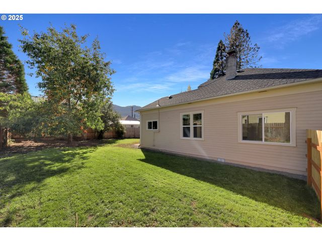 171 HEDRICK CREEK Ave, Drain, OR 97435