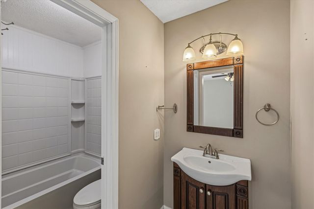 7251 HILLSHIRE DR, Memphis, TN 38133