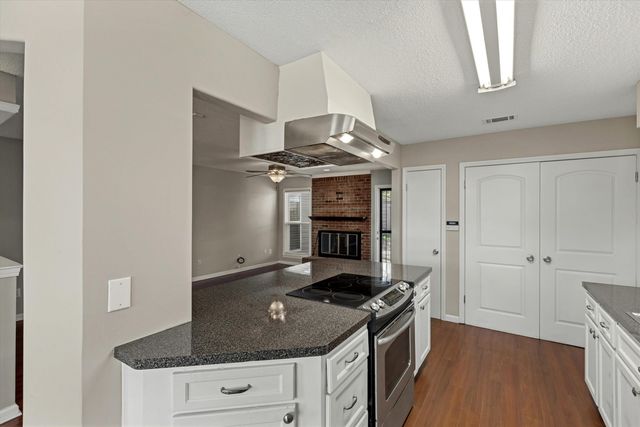 7251 HILLSHIRE DR, Memphis, TN 38133