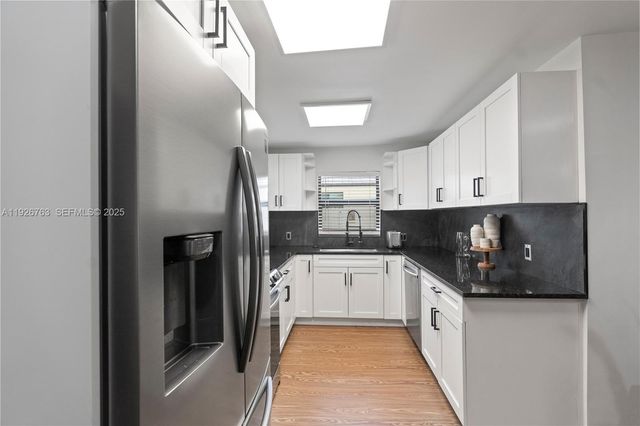 601 SW 1st St, Hallandale Beach, FL 33009