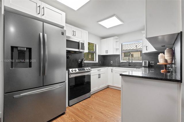 601 SW 1st St, Hallandale Beach, FL 33009