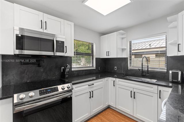 601 SW 1st St, Hallandale Beach, FL 33009