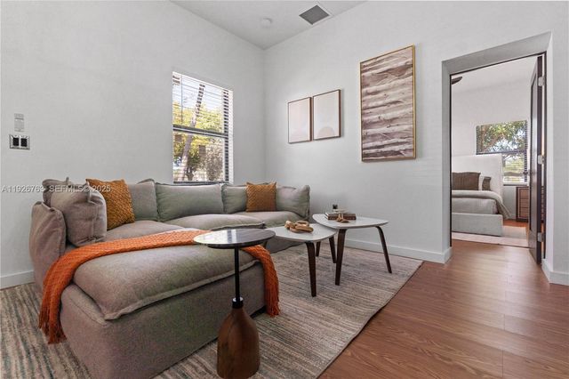 601 SW 1st St, Hallandale Beach, FL 33009