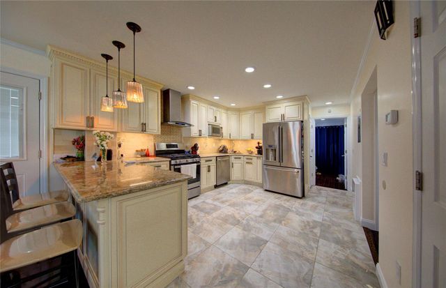 7622 265th Street, New Hyde Park, NY 11040