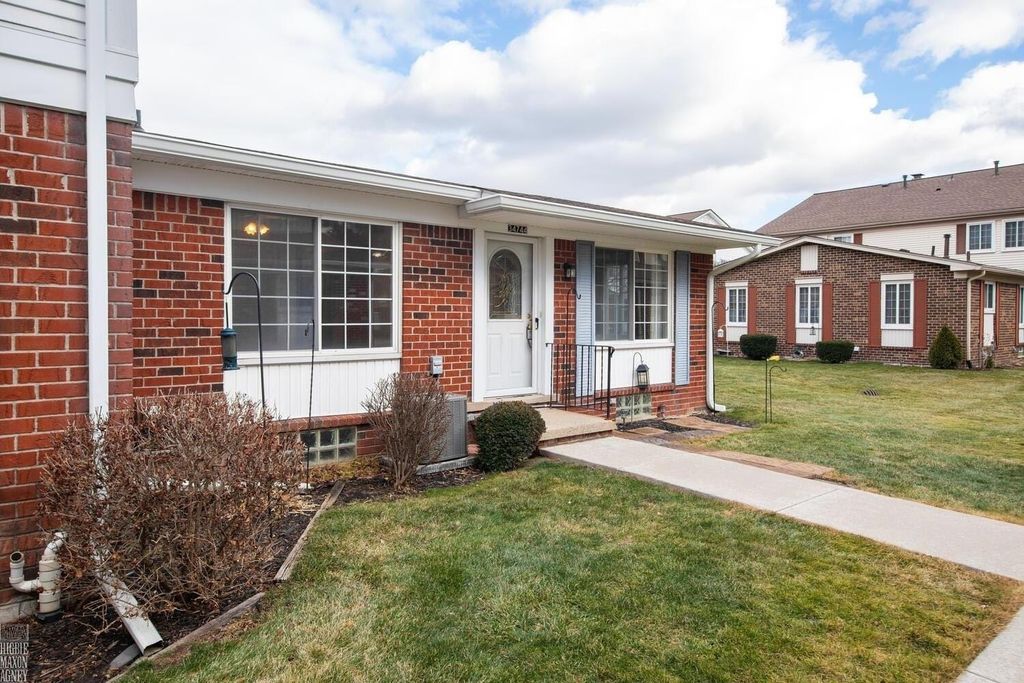 34744 W Lake Drive, Harrison Twp, MI 48045