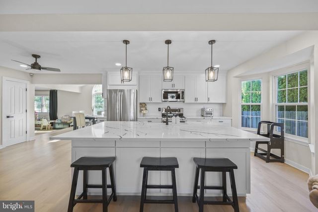 1009 BEACH LN, Manahawkin, NJ 08050