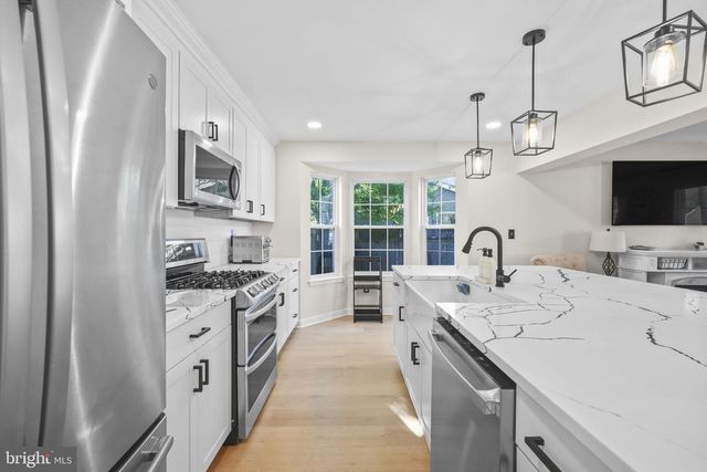 1009 BEACH LN, Manahawkin, NJ 08050