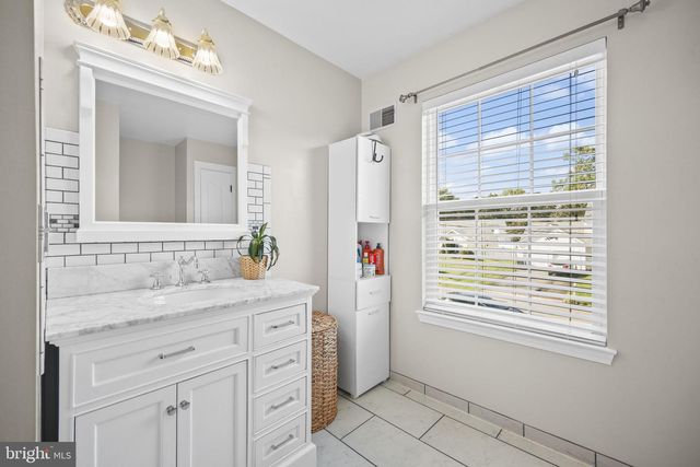1009 BEACH LN, Manahawkin, NJ 08050
