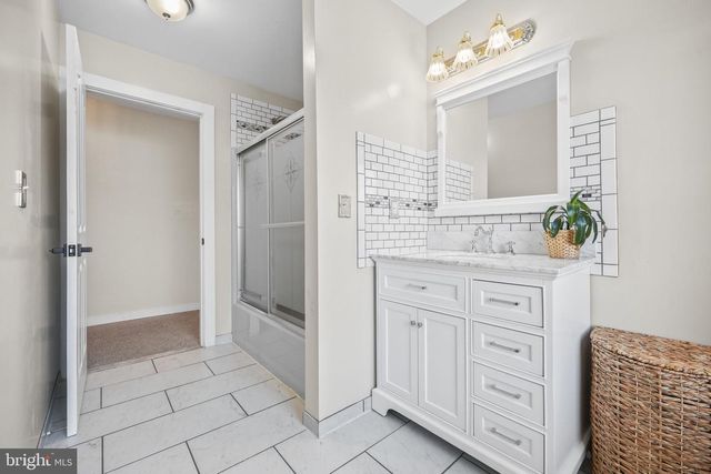1009 BEACH LN, Manahawkin, NJ 08050