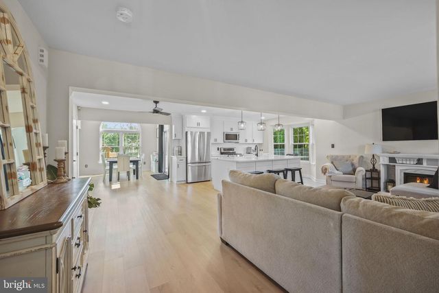 1009 BEACH LN, Manahawkin, NJ 08050