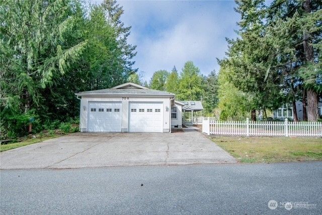70 N Fairway Drive E, Hoodsport, WA 98548