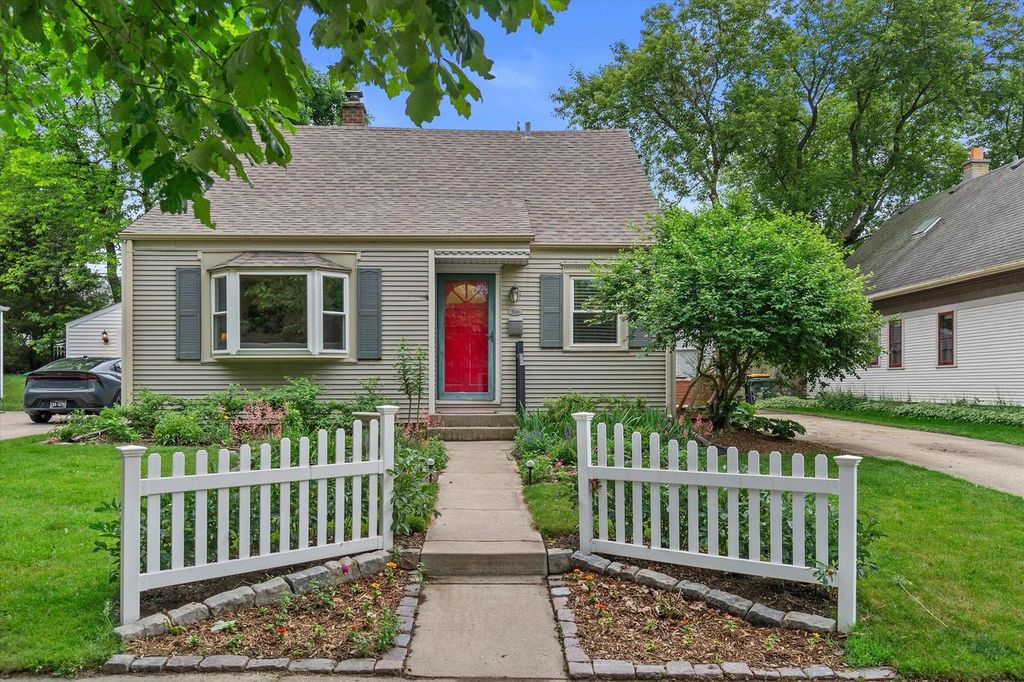 2116 N 85th STREET, Wauwatosa, WI 53226