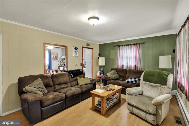 227 E NOBLE AVE, Shoemakersville, PA 19555