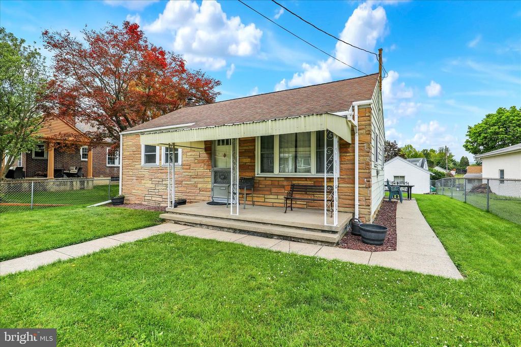 227 E NOBLE AVE, Shoemakersville, PA 19555