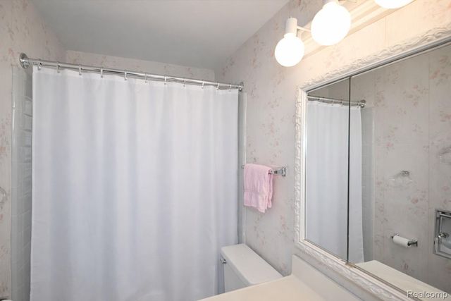 26284 Tawas Street, Madison Heights, MI 48071