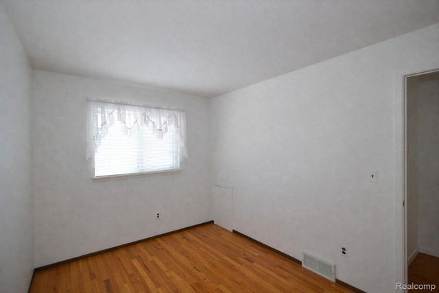 26284 Tawas Street, Madison Heights, MI 48071