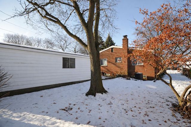 26284 Tawas Street, Madison Heights, MI 48071