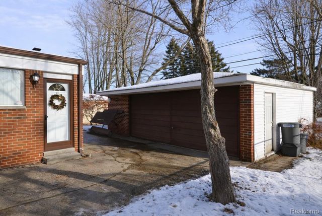 26284 Tawas Street, Madison Heights, MI 48071