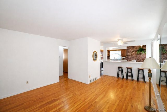 26284 Tawas Street, Madison Heights, MI 48071