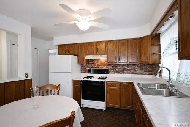 26284 Tawas Street, Madison Heights, MI 48071