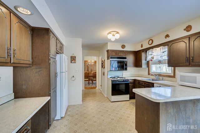 34 Stratford Circle, Edison, NJ 08820