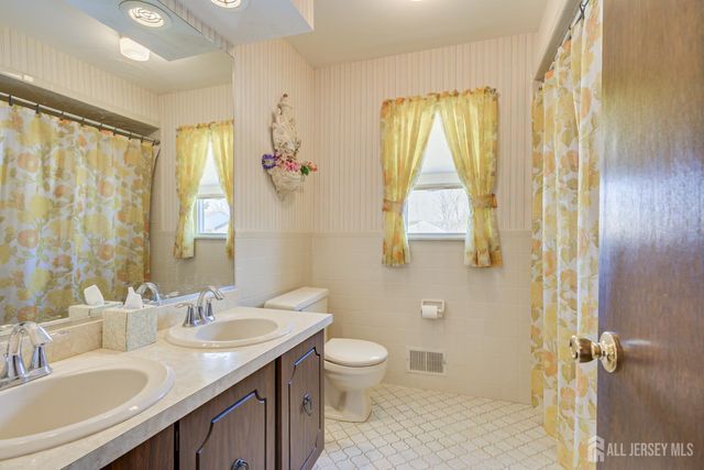 34 Stratford Circle, Edison, NJ 08820