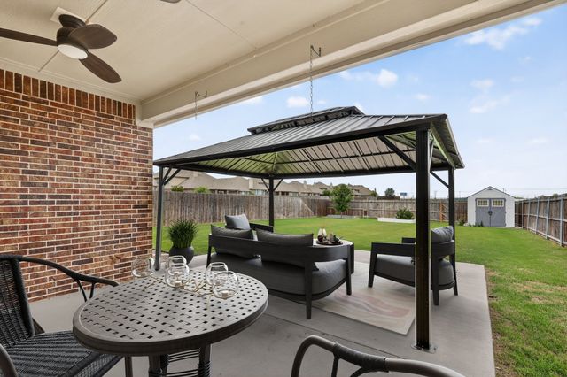 940 Crest Breeze Drive, Fort Worth, TX 76052