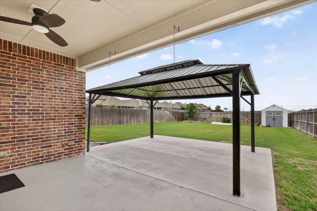 940 Crest Breeze Drive, Fort Worth, TX 76052