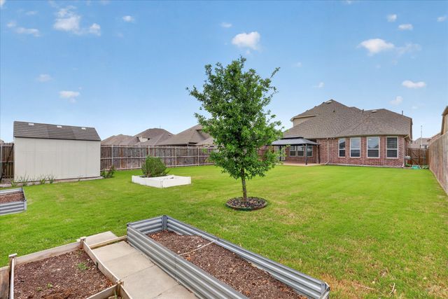 940 Crest Breeze Drive, Fort Worth, TX 76052