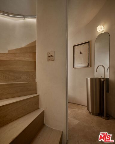 8164 Waring Avenue, Los Angeles, CA 90046