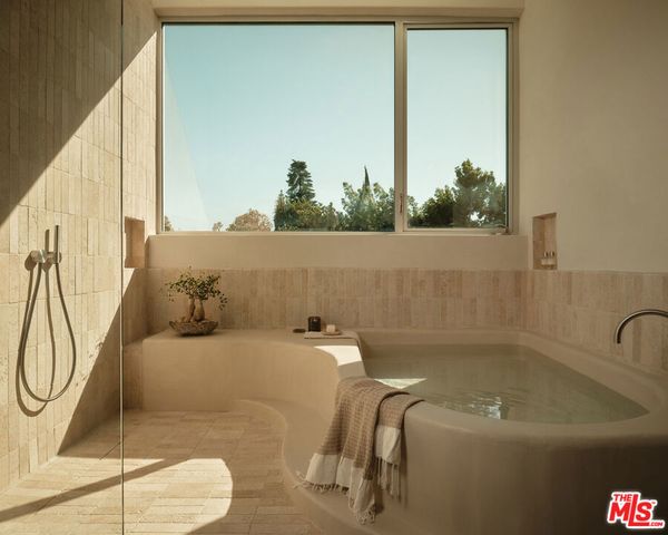 8164 Waring Avenue, Los Angeles, CA 90046